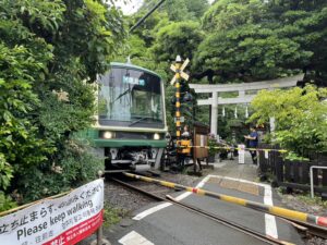 御霊神社 長谷駅から徒歩5分 江ノ電と鳥居が美しい 鎌倉の人気撮影スポット