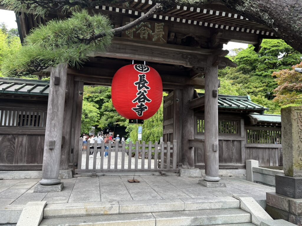 鎌倉・長谷寺の山門に掛かる赤い提灯。雨の日に訪れたあじさいの名所。